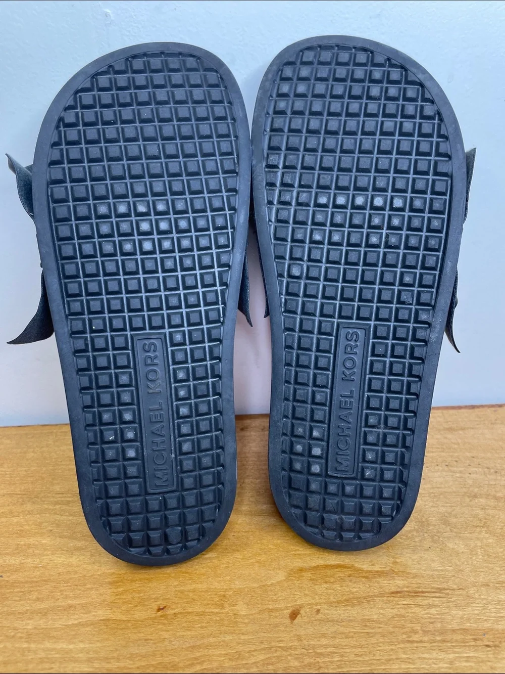 MICHAEL Michael Kors Black Ruffle Slide Sandals. Size 7